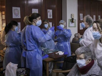 Un equip de sanitaris vacunen residents al centre geriàtric Gravi, a Polinyà.