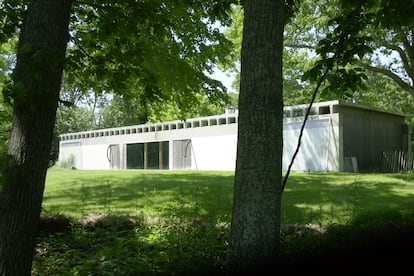 Esta es la única casa que Bunshaft diseñó en su vida. En ella había un prisma entre muros con un dormitorio en cada extremo.