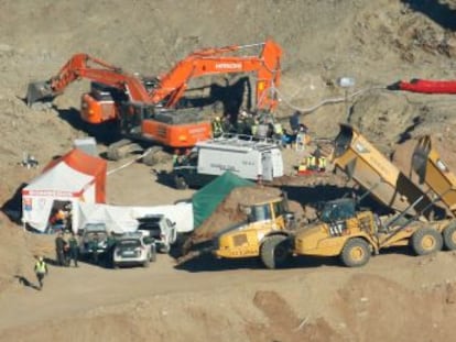 La dureza del terreno exige tres microvoladuras y un intenso trabajo de los mineros a 60 metros bajo tierra en busca del pequeño