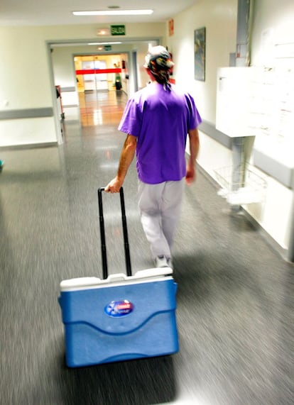 NEVERAS SALVADORAS. Un enfermero transporta un órgano del hospital Puerta de Hierro de Madrid.