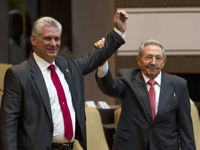 O novo presidente de Cuba, Miguel Díaz-Canel, ao lado do ex-presidente Raúl Castro, nesta quinta-feira, na Assembleia Nacional em Havana. 