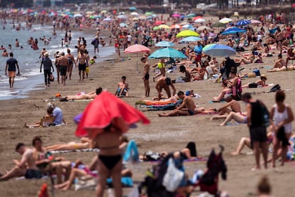 Vista de la playa de la Misericordia de Málaga, tras pasara a la fase 2 de la desescalada.