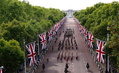 El cortejo fúnebre con el féretro de Isabel II, este miércoles en Londres.