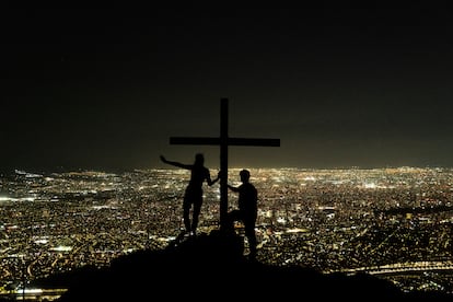 Visitantes en la cima del cerro Manquehuito en Santiago de Chile