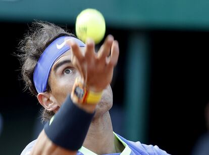 El tenista español Rafael Nadal saca ante el austriaco Dominic Thiem durante el partido de semifinales de Roland Garros disputado en París.