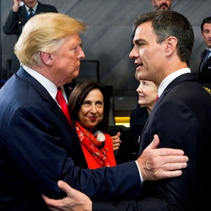 GRAF8198. BRUSELAS, 11/07/2018.- El jefe del Gobierno español, Pedro Sánchez, y el presidente de Estados Unidos, Donald Trump, se saludaron hoy por vez primera al coincidir ambos al inicio de la primera sesión de la cumbre de la OTAN. Sánchez y Trump habían participado en la foto de familia de los líderes asistentes a la cumbre en Bruselas pero no tuvieron ocasión de saludarse en ese momento. EFE/Horst Wagner