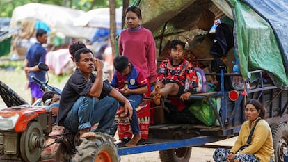 Una familia evacuada de la aldea camboyana de Pong Tuek, este viernes.