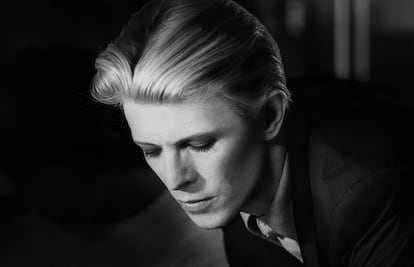 A 1975 portrait of Bowie by MacCormack.