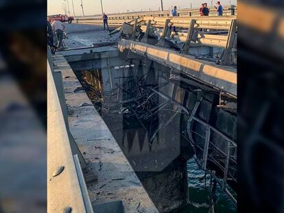 Destrozos en el puente de Kerch, que une la península de Crimea con Rusia, tras la explosión de este lunes.