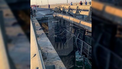 Destrozos en el puente de Kerch, que une la península de Crimea con Rusia, tras la explosión de este lunes.