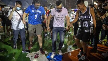 Aficionados pisotean las camisetas de LeBron James en Hong Kong. 