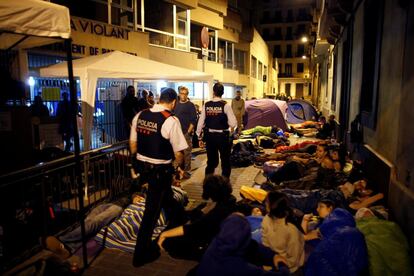 Mossos d'Esquadra hacen ronda por los colegios ocupados para comprobar que todo esta en orden antes de las seis de la mañana, cuando según las órdenes que han recibido deberían quedar desalojados. La noche ha pasado con tranquilidad y muchos ciudadanos van llegando a las cinco de la mañana para efectuar una sentada de protesta.