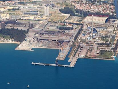 Vista aérea de la terminal de Endesa en Los Barrios (Cádiz).