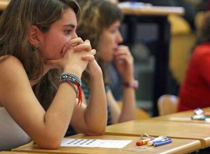 Los estudiantes, antes de la prueba de selectividad en la Facultad de Odontología de la Complutense.