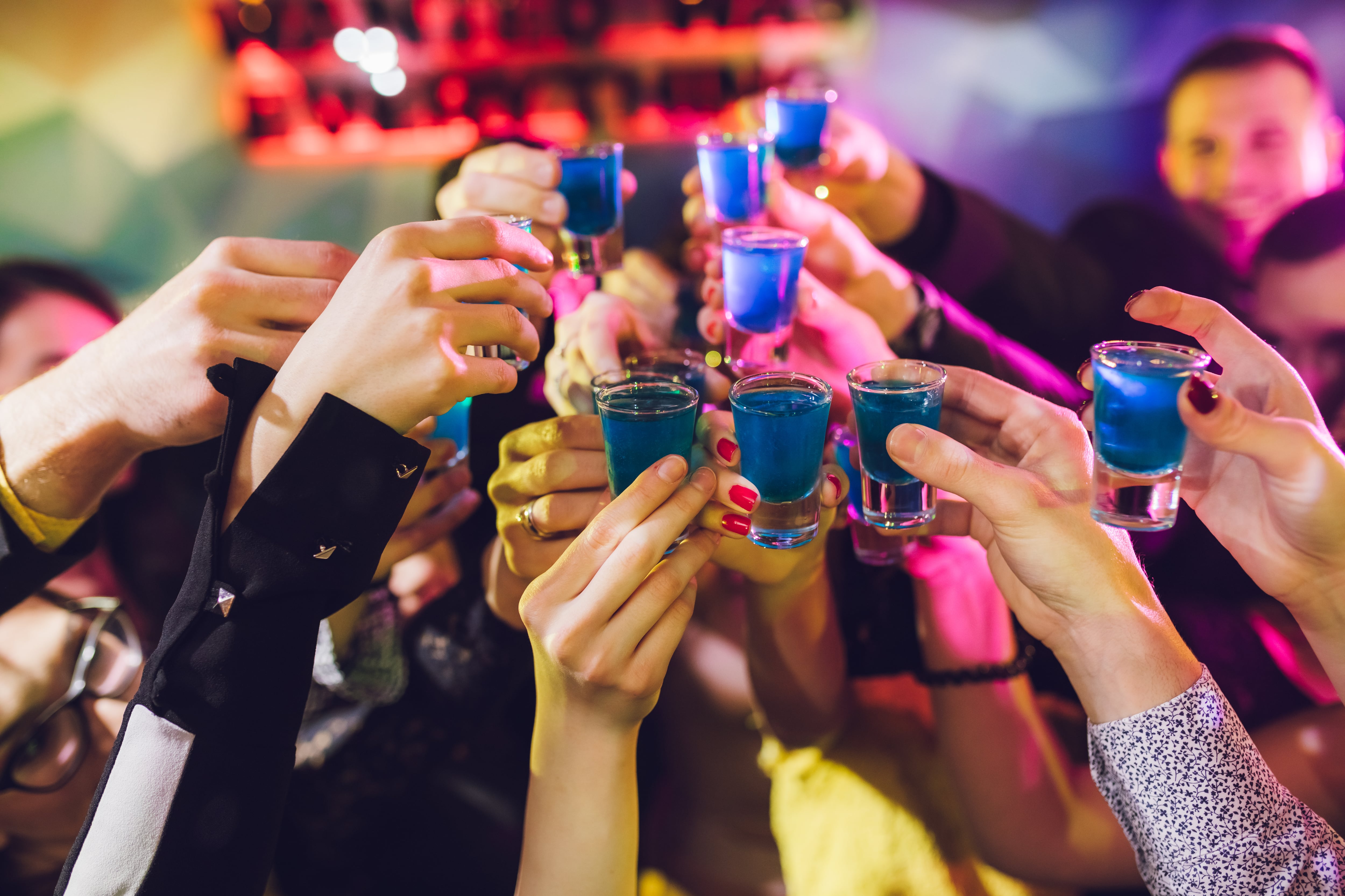 Ley del alcohol: qué tiene de buena y en qué se queda corta una norma que nos afecta a todos