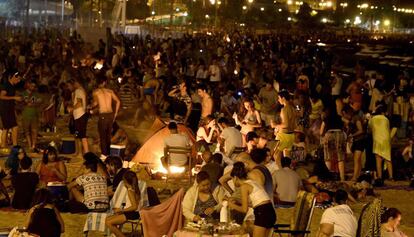 Celebración de la verbena de San Juan en una playa.