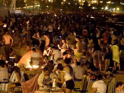 Celebración de la verbena de San Juan en una playa.