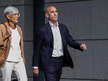 Luis Rubiales, expresidente de la Real Federación Española de Fútbol (RFEF) y su abogada, Olga Tubau,  a su llegada  a la Audiencia Nacional, en Madrid.