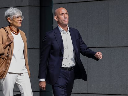 Luis Rubiales, expresidente de la Real Federación Española de Fútbol (RFEF) y su abogada, Olga Tubau,  a su llegada  a la Audiencia Nacional, en Madrid.