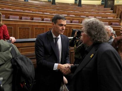 Pedro Sánchez saluda a Joan Tardá en el Congreso tras la moción de censura