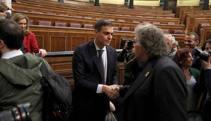 Pedro Sánchez saluda Joan Tardà al Congrés després de la moció de censura.