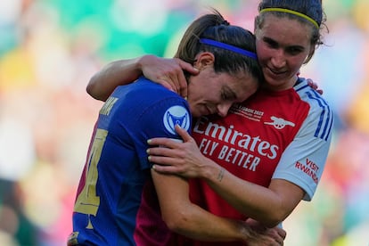 Mariona Caldentey consuela a Aitana Bonmatí tras ganar este sábado en el Estádio José Alvalade la final de la Champions al Barcelona.