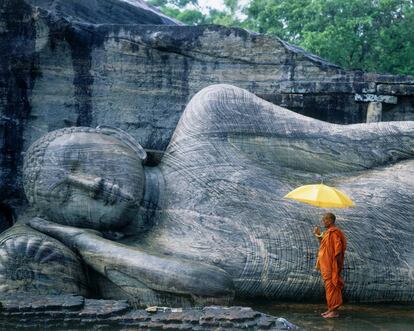 Monje budista en el templo Gal Vihara, en Sri Lanka.