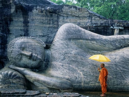 Monje budista en el templo Gal Vihara, en Sri Lanka.