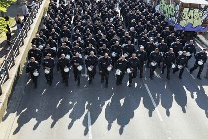 Policías antidisturbios se preparan a lo largo de una calle antes del comienzo de una manifestación durante la reunión del G20 en Hamburgo.