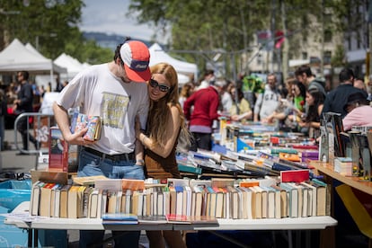 Una pareja visita uno de los puestos en el Paseo de Gràcia de Barcelona.