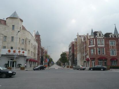 La villa holandesa de Shanghai copia la estética de ladrillos propia de los edificios de ese país, y sus calles están decoradas con parterres repletos de tulipanes de plástico