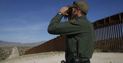 Un agente en la frontera de M&eacute;xico con Arizona (EE UU).