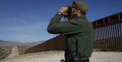 Un agente en la frontera de México con Arizona (EE UU).