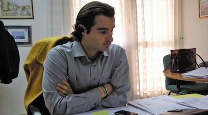 El alcalde de Torrevieja, Eduardo Dol&oacute;n, en su despacho.