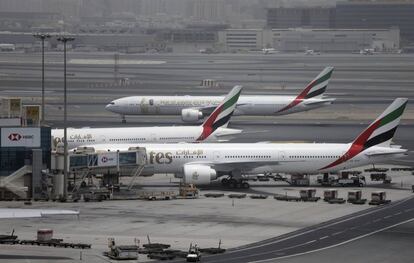 Tres avions de llarg radi d'Emirates, dimarts a l'aeroport de Dubai.