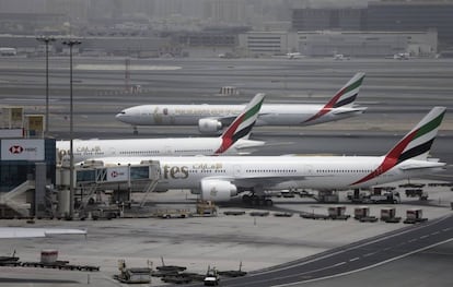 Tres aviones de largo radio de Emirates, el martes pasado en el aeropuerto de Dubái.