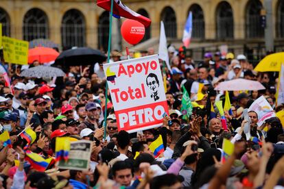 Miles de trabajadores se congregan en la Plaza de Bolívar al final de una marcha con motivo Día Internacional de los Trabajadores este miércoles, en Bogotá.