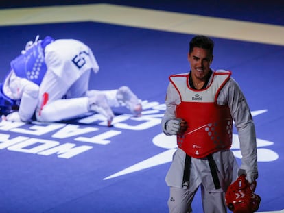 Jon Andoni Cintado celebra la victoria contra el egipcio Seif Eissa en las semifinales del Mundial de taekwondo que se está celebrando en Guadalajara, México.