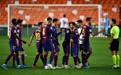 Los jugadores del Barcelona se saludan al término del último partido de Liga, contra el Valencia en Mestalla.