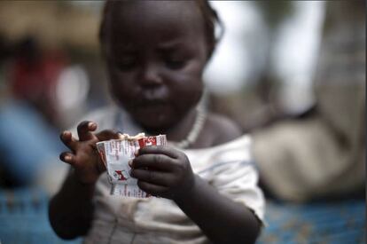 Rebecca, de tres años, recibe suplementos nutricionales en un campo de refugiados de Chad. Foto: © UNHCR/ B. Sokol.