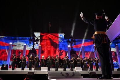 Una banda militar interpreta canciones durante la fiesta de Platino en Buckingham.