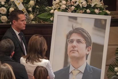 María Claudia Tarazona observa un retrato de Uribe Turbay, este lunes, antes de la llegada del cuerpo del senador al Capitolio Nacional.