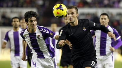 Seferovic y Marc Valiente pugnan por el bal&oacute;n