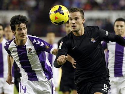 Seferovic y Marc Valiente pugnan por el bal&oacute;n