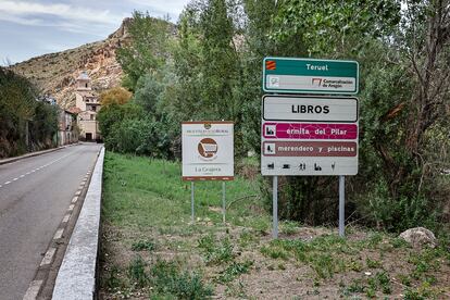 Una de las entradas al pueblo de Libros, por la Nacional 330 que une Teruel y Cuenca. 