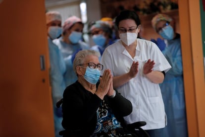 Josefa Pérez, de 89 años, ha sido la primera persona en recibir la vacuna contra el coronavirus en Cataluña el mediodía de este domingo en la residencia de ancianos Feixa Llarga, en L'Hospitalet de Llobregat (Barcelona).