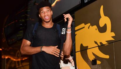 Giannis Antetokounmpo a su llegada a Suzhou