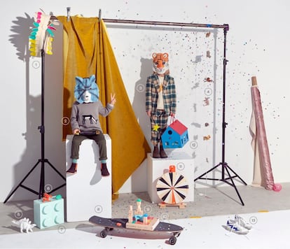 <b><p>Todo terreno</b></p> 1. Corona de indio de Circo (44 euros). 2. Martín lleva jersey de punto gris de Bonnet à Pompon (72,90 euros), pantalón chino verde de C&A (9 euros), calcetines verdes con dibujos de paraguas de Amor Socks (7 euros) y botines de serraje marrón con elástico flúor de Pisamonas (38,95 euros). 3. Blanca lleva conjunto de chaqueta (85 euros) y pantalón (60 euros) de cuadros de Moodblue, sudadera gris de algodón de Gocco (29,99 euros), calcetines azul marino y amarillo de Amor Socks (7 euros) y botines marrón de serraje de Blundstone (114,95 euros). 4. Guirnalda de animales de Piparela Party (8,95 euros). 5. Hucha con forma de dinosaurio de Zara Home (19,99 euros). 6. Dragón de plástico de Tiger (1 euro). 7. Cajón azul de Lego (22 euros). 8. Monopatín de skate de Quiksilver (149 euros). 9. Juego de piezas de madera de Hema (12,50 euros). 10. Libro de Phaidon (49,95 euros). 11. Juego de ruleta de Ikea (19,99 euros). 12. Casa de juguete de Tiger (15 euros). 13. Deportivas blancas y grises con rayo azul de Zadig & Voltaire (115 euros).
