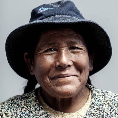 Lahuachaca, Bolivia. Tomasa Estebiz, 58 años, médica tradicional con siete años de experiencia. Para la medicina tradicional, la enfermedad representa la ruptura del equilibrio entre el cuerpo, el espíritu y la comunidad. Es por este motivo que se atiende a la persona dentro de su contexto colectivo, familiar, comunitario y ambiental.