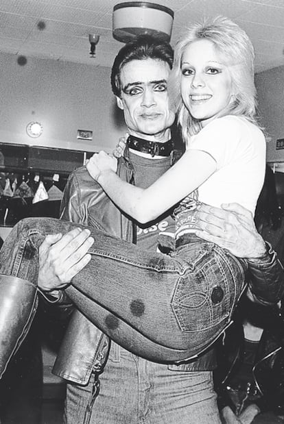 <b>Kim Fowley sujeta a Cherie Currie en Los Ángeles en 1976. La cantante de The Runaways tenía 16 años.</b>